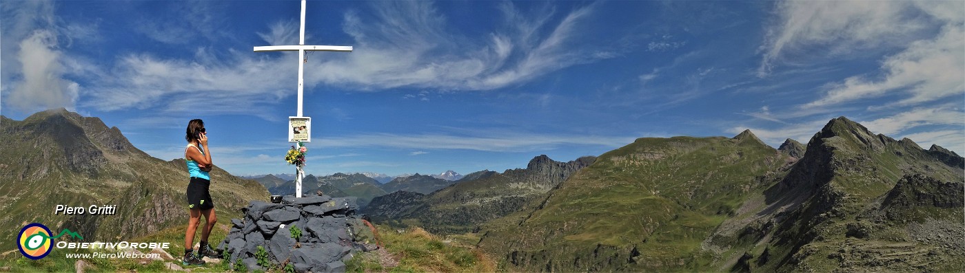 33 Vista panoramica alla croce della Cima di Mezzeno (2230 m) dedicata a Papa Giovan ni Paolo II.jpg